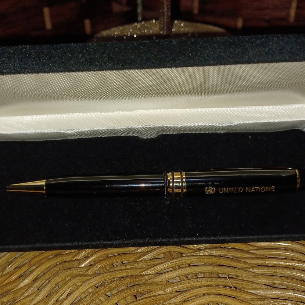United Nations Black & Gold Ballpoint Pen * Needs A Refill